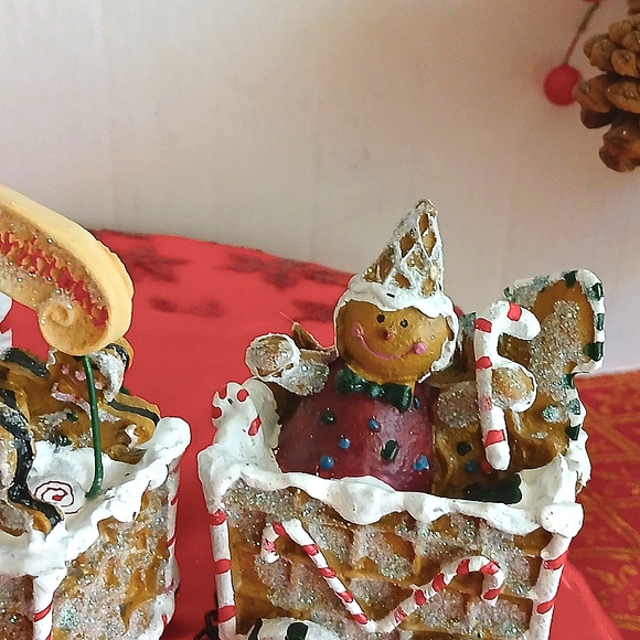 AMAZING Christmas Gingerbread Train. Engine and two carriages EUC - Picture 4 of 6